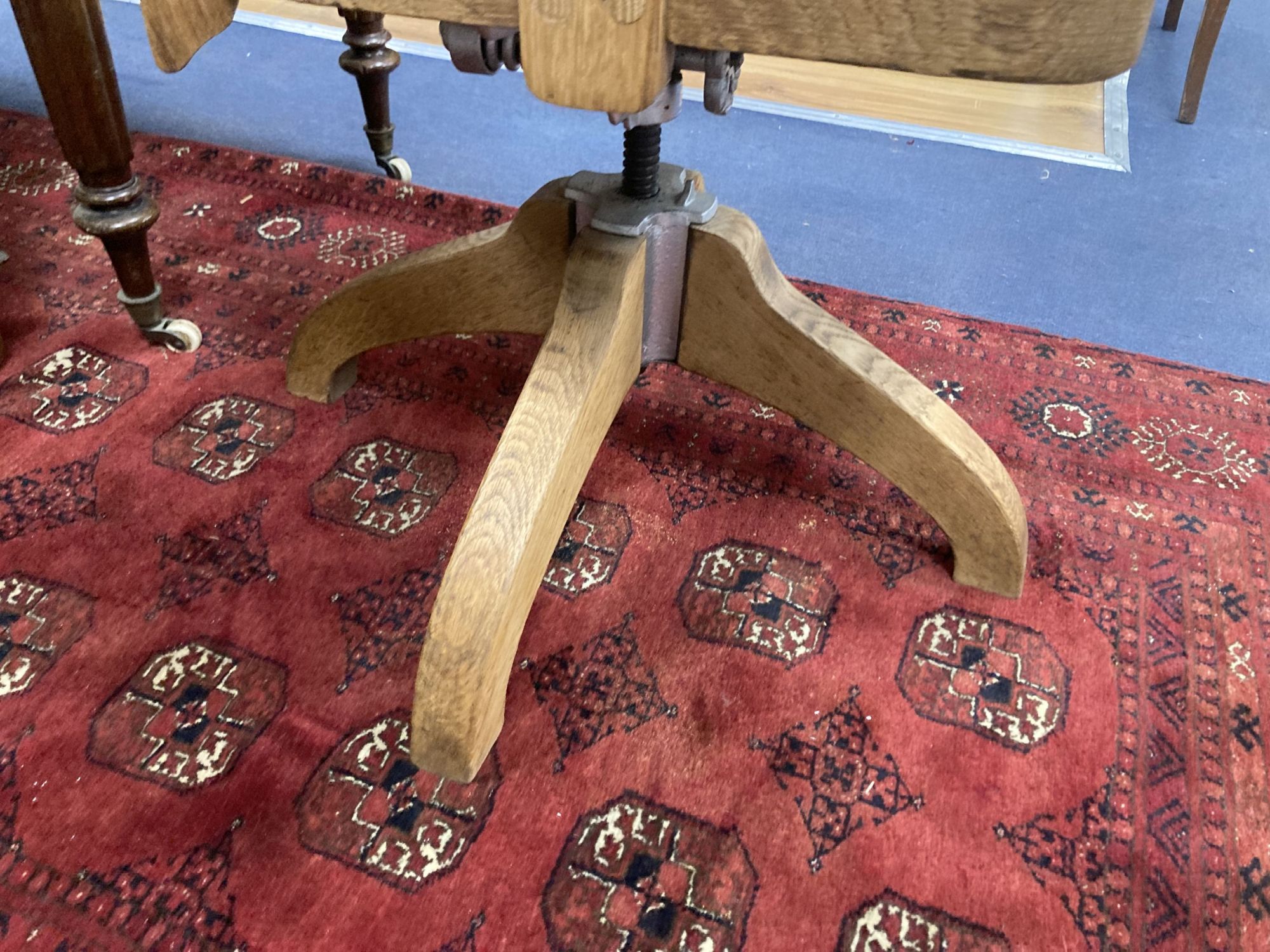 An Edwardian oak swivel desk chair, width 59cm, depth 49cm, height 98cm